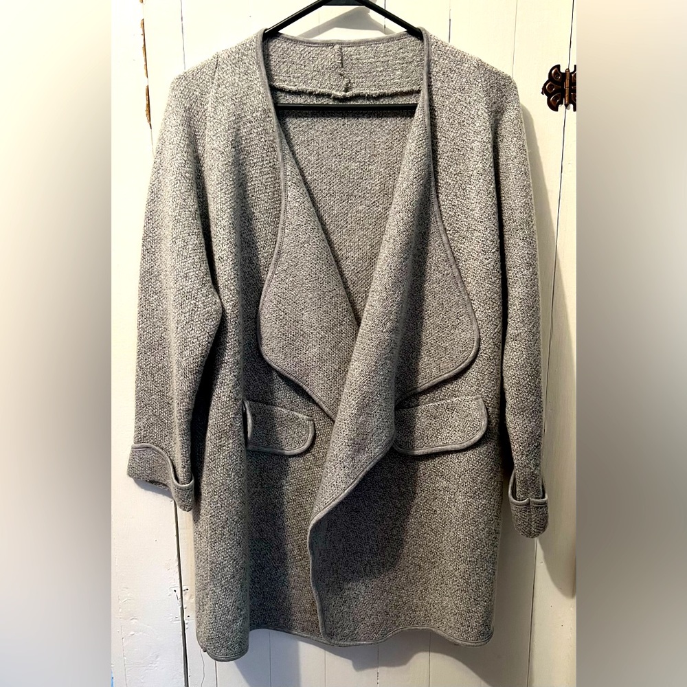 Grey open jacket, blazer style with faux pockets.